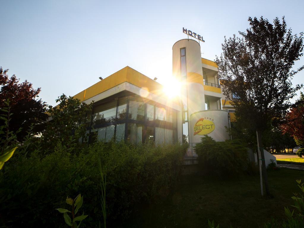Select Hotel